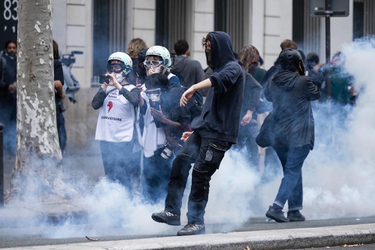 Sarı Yelekliler yeniden sokaklarda! Paris savaş alanına döndü: Çok sayıda gözaltı var 5
