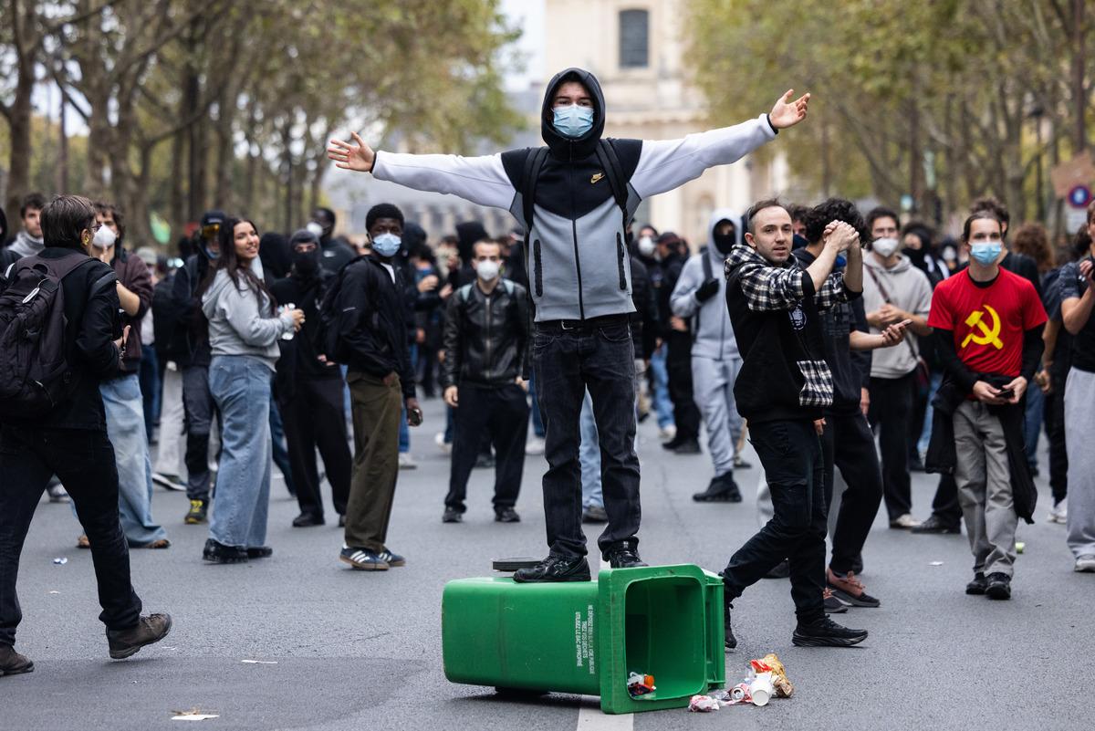 Sarı Yelekliler yeniden sokaklarda! Paris savaş alanına döndü: Çok sayıda gözaltı var 6