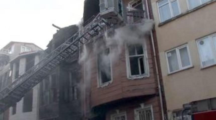 Kadıköy'de koruma altındaki ahşap bina yandı