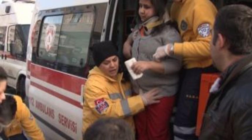 Engelli &ouml;ğrencileri taşıyan servis aracı belediye otob&uuml;s&uuml;yle &ccedil;arpıştı: 7 yaralı