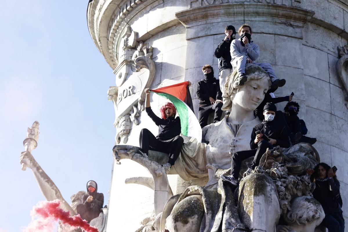Sarı Yelekliler yeniden sokaklarda! Paris savaş alanına döndü: Çok sayıda gözaltı var 3