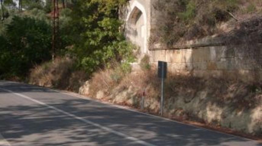 Tarihî çeşmenin dokusu sıvayla yok edildi