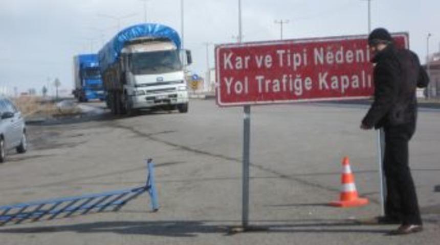 Erzurum-Bing&ouml;l, Erzurum-Ağrı karayolu tipi nedeniyle kapandı