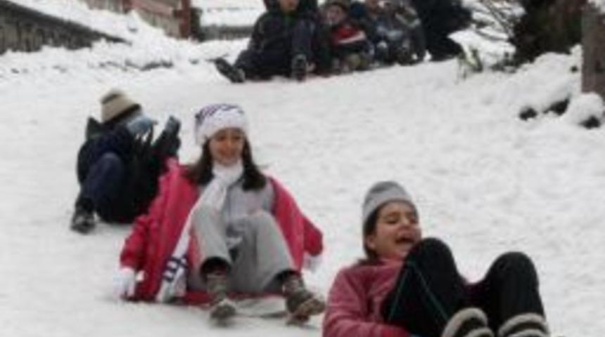 Kar tatilinde doyasıya eğleniyorlar