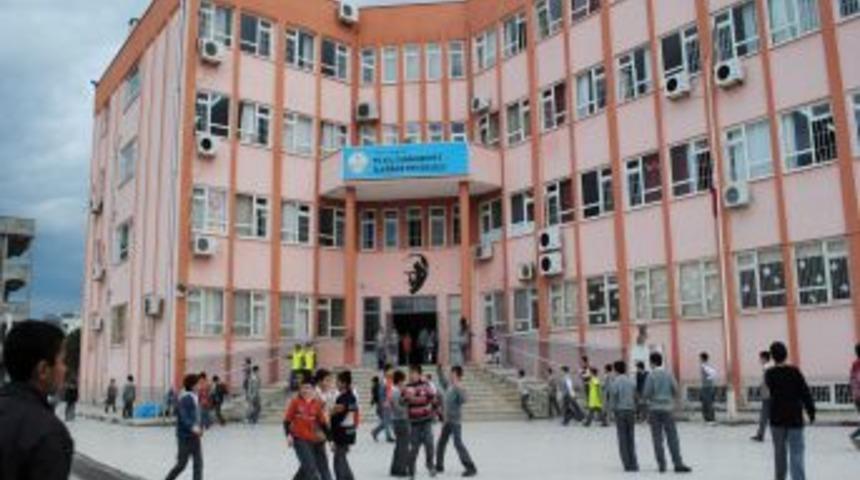 Cinnet getiren babanın &ouml;ld&uuml;rd&uuml;ğ&uuml; &ccedil;ocukların okulunda h&uuml;z&uuml;n hakim