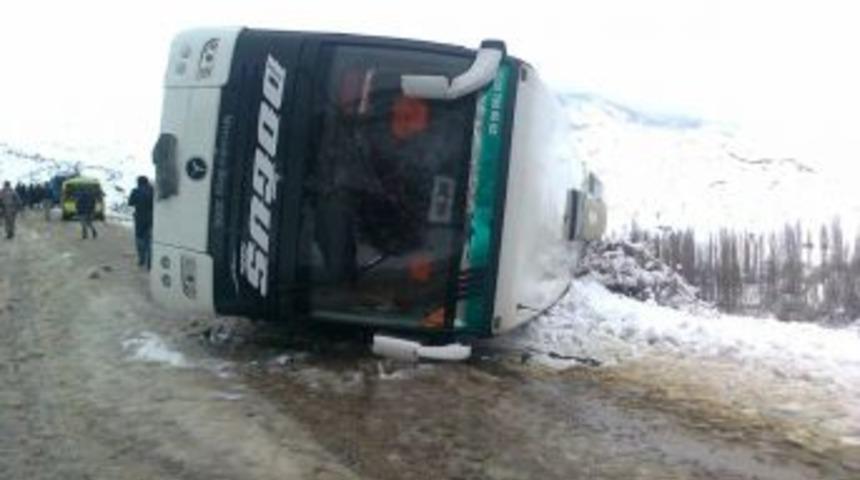 Alucra'da buzlanma nedeniyle yolcu otob&uuml;s&uuml; devrildi