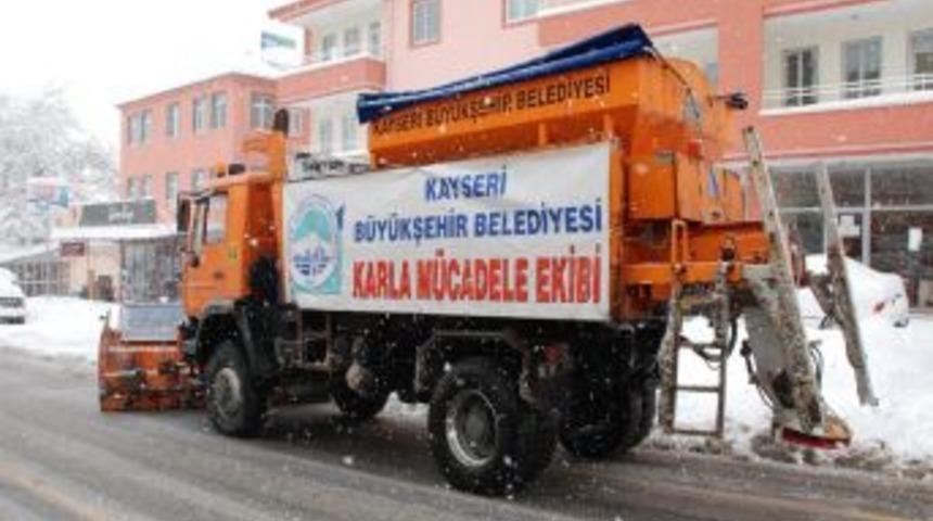 Kayseri'de buzlanmaya karşı bir g&uuml;nde 500 ton tuz kullanıldı