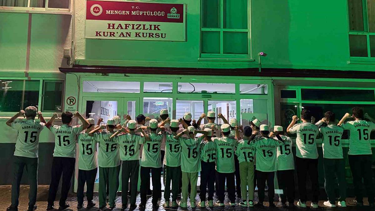 Milli yıldız Arda Güler’den memleketine anlamlı jest: İmzalı formasını hafızlık öğrencilerine hediye etti 1