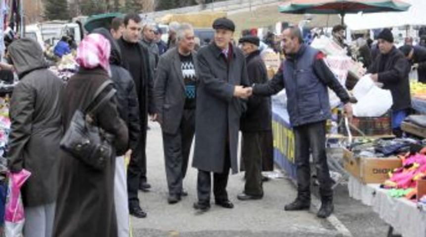 Başkan Yaşar pazarları denetledi