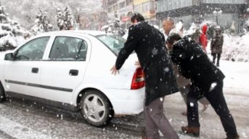 Aksaray&rsquo;da eğitime kar engeli: Okullar 1 g&uuml;n tatil edildi