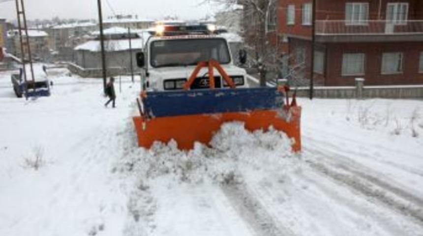 Yoğun kar yağışı Nevşehir&rsquo;de etkili oluyor