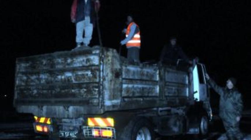 Mustafakemalpaşa'da buzlanmaya karşı yollarda tuzlama &ccedil;alışması s&uuml;r&uuml;yor