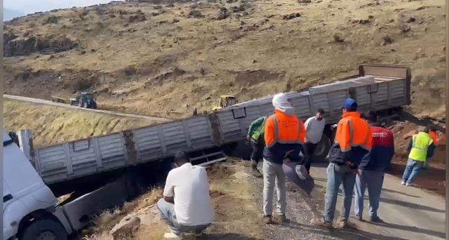 Yer: Bingöl! Malzeme yüklü tır uçurum kenarında askıda kaldı 2