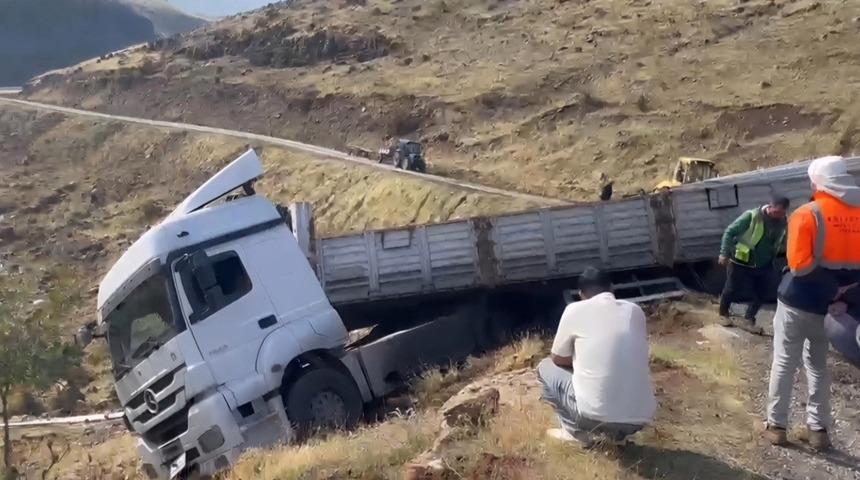 Yer: Bing&ouml;l! Malzeme y&uuml;kl&uuml; tır u&ccedil;urum kenarında askıda kaldı
