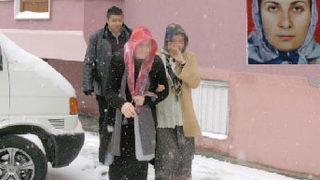 Yatağında boğazı kesilerek öldürüldü