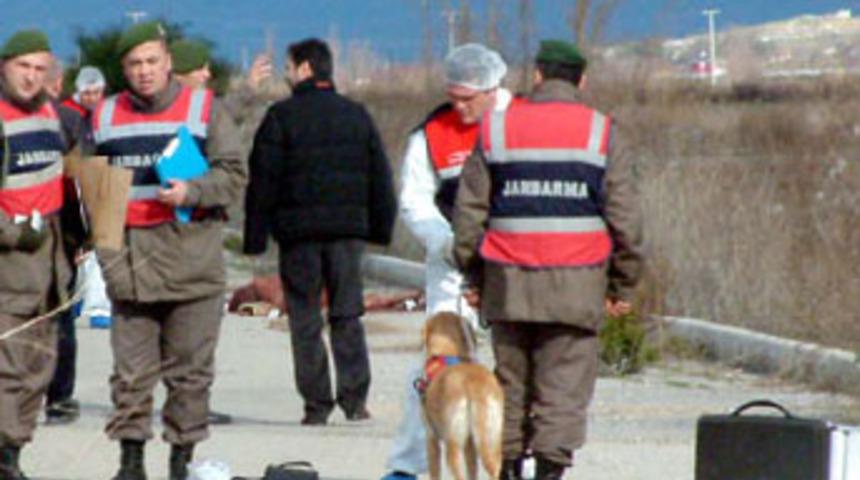 Boğazını kesip çıplak cesedini yola attılar