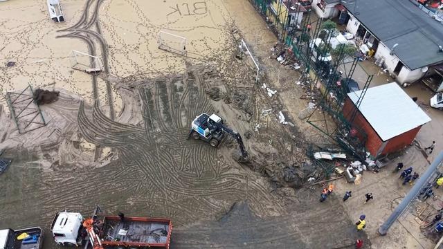 Yer: İstanbul! Sel sonrası riskli yapıların yıkımına başlandı