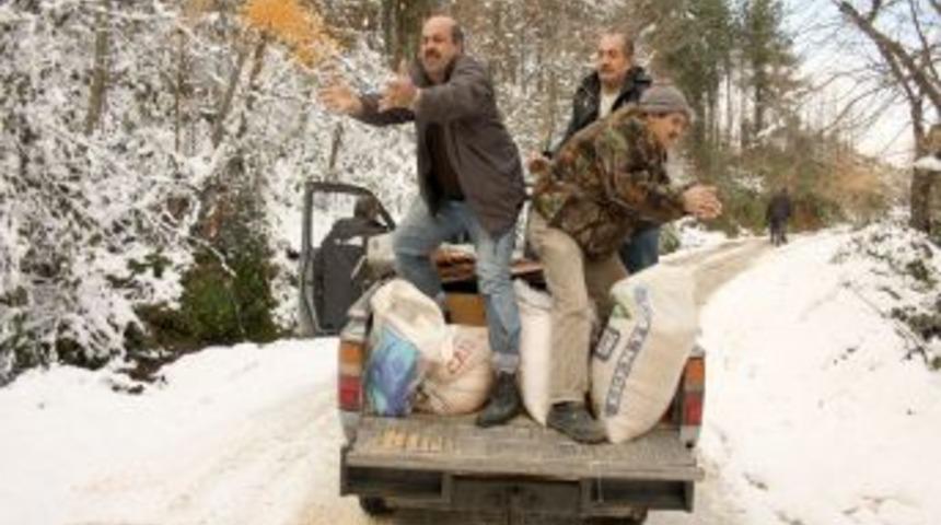 Kar nedeniyle yiyecek sıkıntısı &ccedil;eken yabani hayvanlara yem bırakıldı