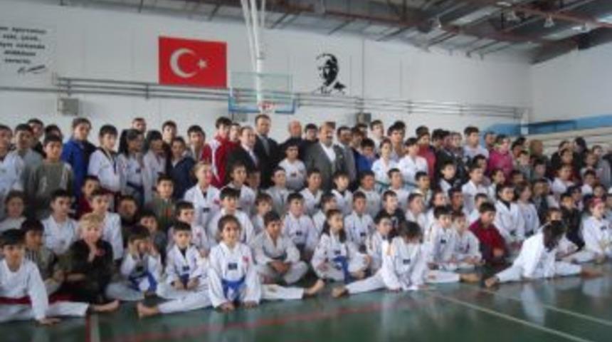 Eskişehir&rsquo;de 300 tekvandocu kuşak bağladı