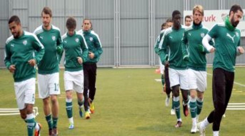 Bursasporlu futbolcular bir g&uuml;n izinli