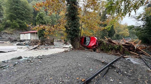 Sakarya&rsquo;da selin &ouml;n&uuml;ne kattığı her şey s&uuml;r&uuml;klendi 2