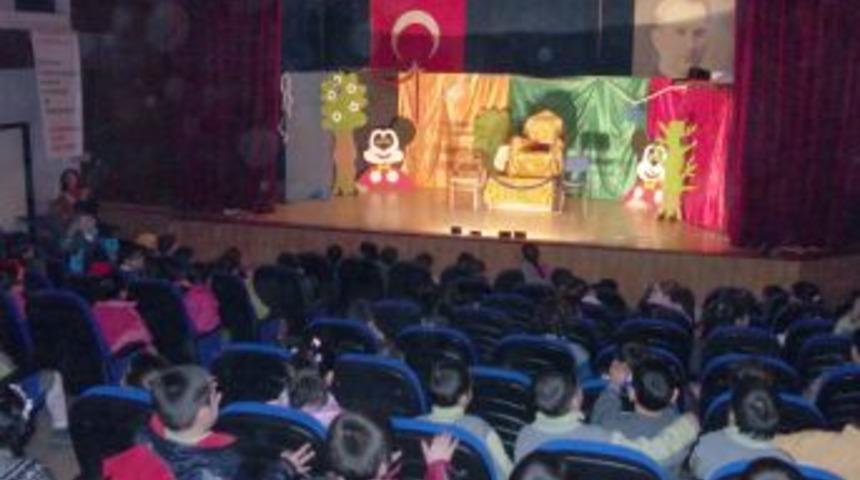 Miniklere tiyatro sevgisi aşılanıyor