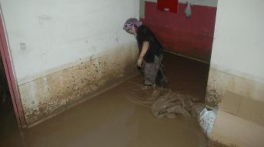 Etkili yağmur Osmaniye&rsquo;de su baskınlarına sebep oldu