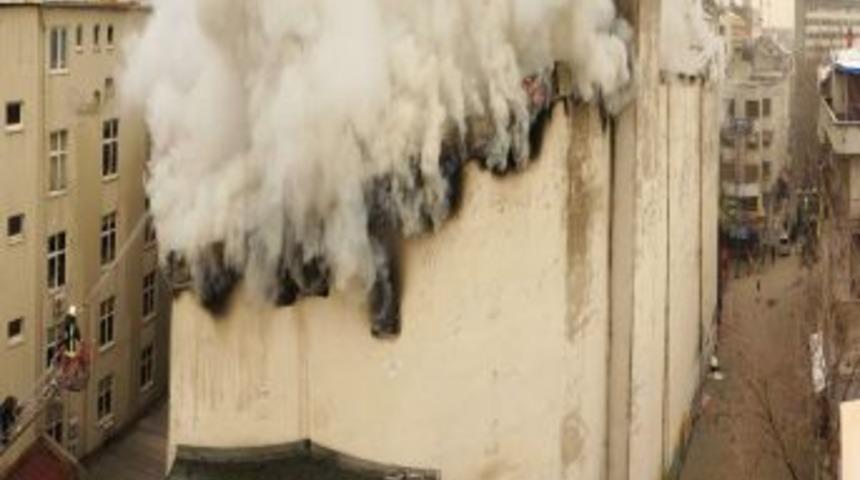 Denizli Belediyesi Sanat Merkezi'ndeki yangın s&ouml;nd&uuml;r&uuml;ld&uuml;