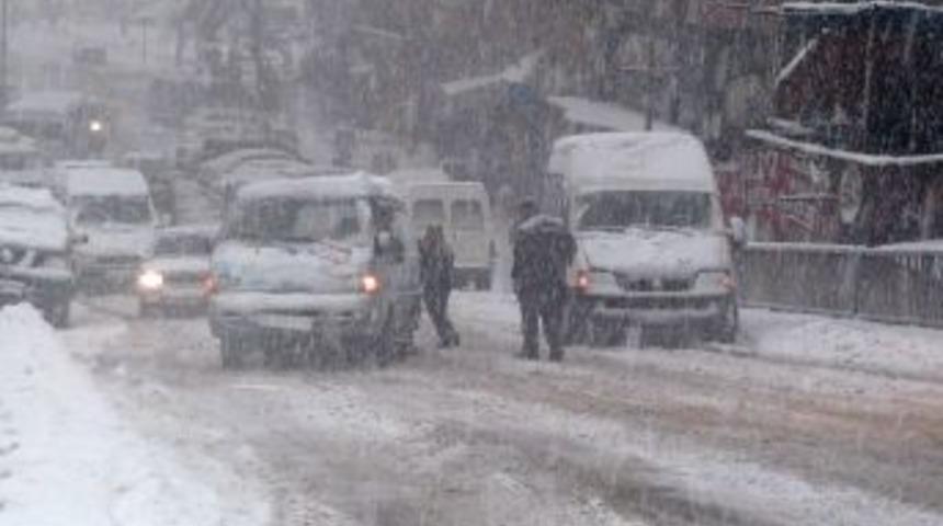 Tedbirsiz s&uuml;r&uuml;c&uuml;ler yollarda kaldı