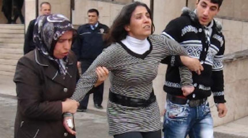 K&uuml;&ccedil;&uuml;k &ccedil;ocuğu bı&ccedil;aklayıp, yakarak &ouml;ld&uuml;rd&uuml;