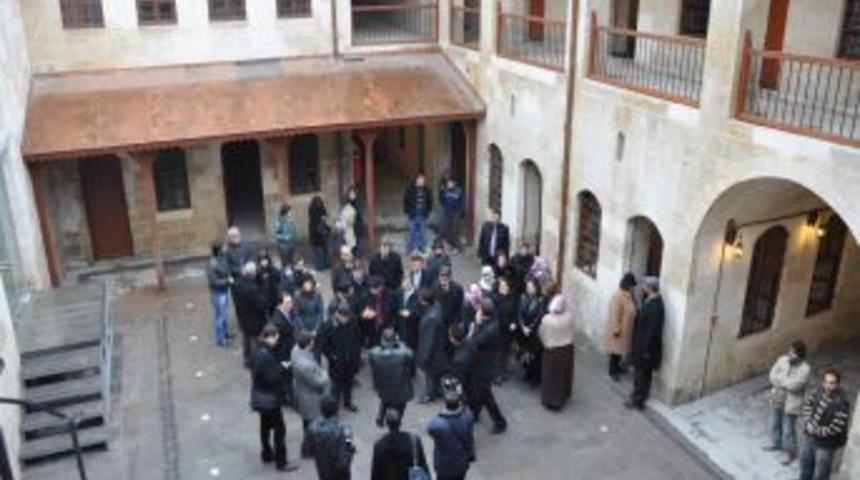 G&uuml;mr&uuml;k Hanı, gezene tarihi koklatacak