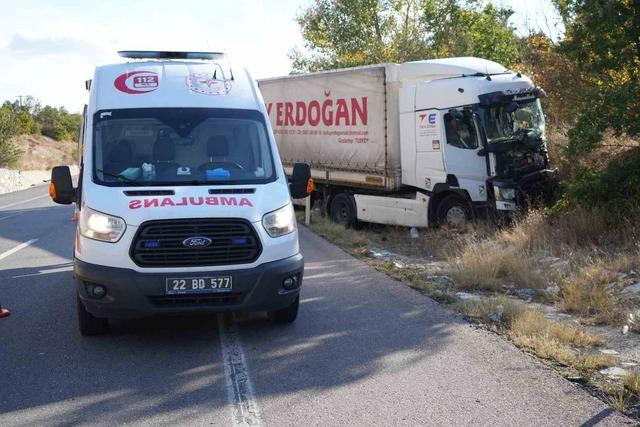Edirne’de feci kaza! 4 kişi yaralandı 3