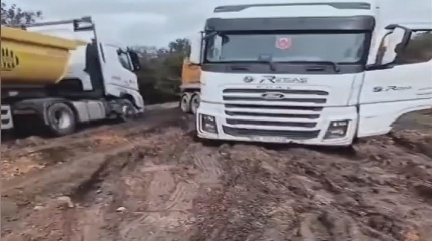 &Ccedil;atalca&rsquo;da sağanak sonrası yol bataklığa d&ouml;nd&uuml;; kamyonlar mahsur kaldı