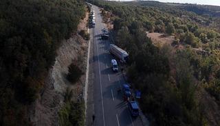 Kamyonet, karşı şeride ge&ccedil;en TIR'a &ccedil;arpıp devrildi; 4 yaralı