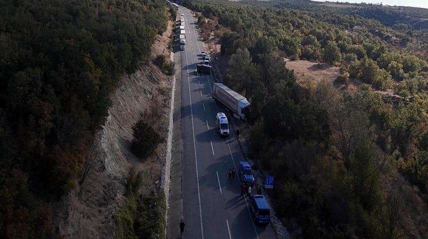 Kamyonet, karşı şeride ge&ccedil;en TIR'a &ccedil;arpıp devrildi; 4 yaralı