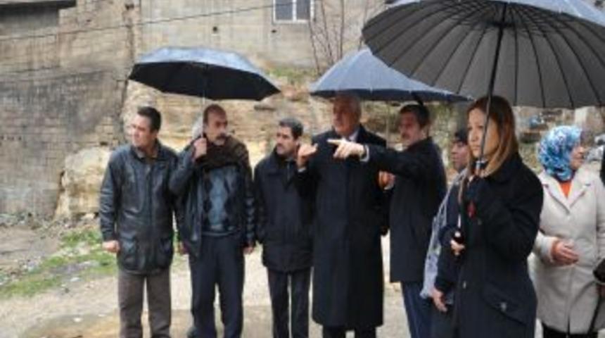 Toprağın 3 evi yuttuğu göçük alanında inceleme yapıldı