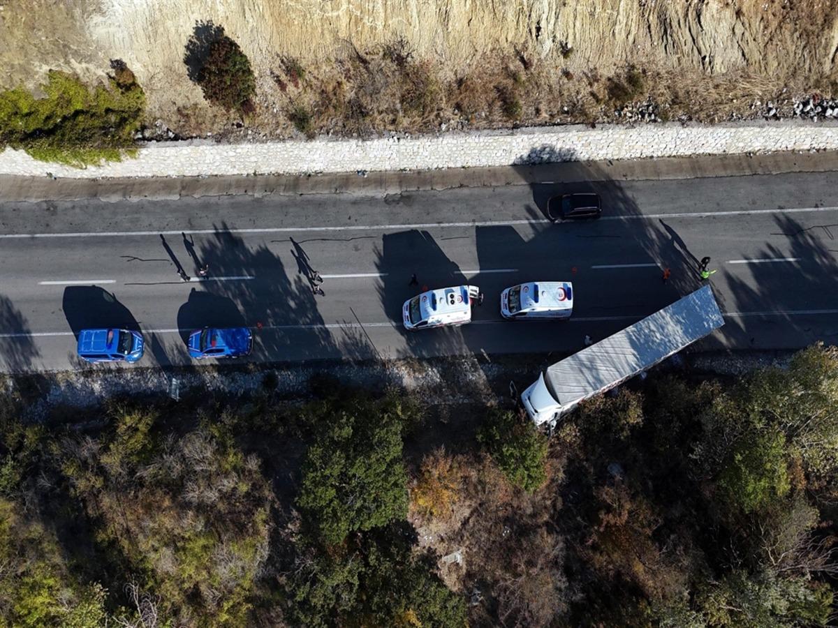 Kamyonet, karşı şeride geçen TIR a çarpıp devrildi; 4 yaralı 1