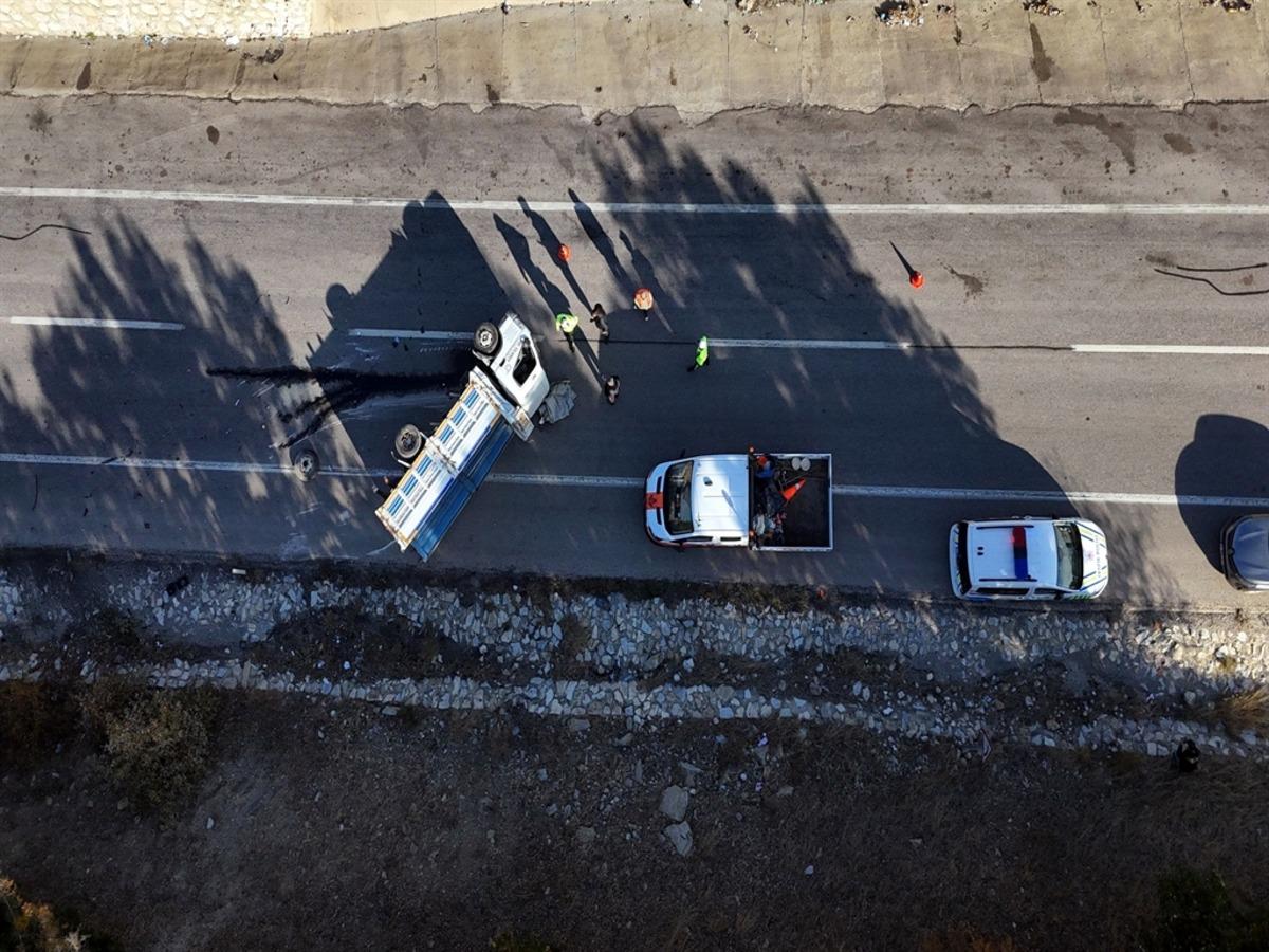 Kamyonet, karşı şeride geçen TIR a çarpıp devrildi; 4 yaralı 2