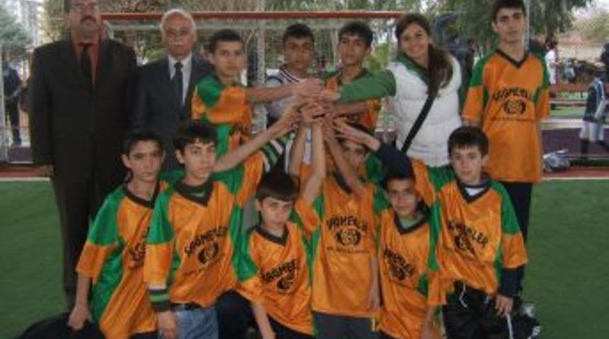 Kozan&rsquo;da yıldızlar futbol turnuvası sona erdi