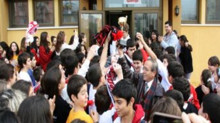 Kazandıkları kupayı okul kurucusuna hediye ettiler