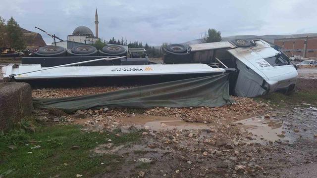 Çorum da trafik kazası! Tır kanala uçtu 8