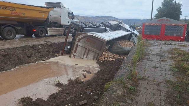 Çorum da trafik kazası! Tır kanala uçtu 7