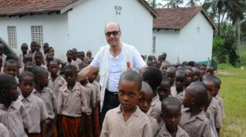 Rekt&ouml;r Yunus S&ouml;ylet, Kenyalı &ccedil;ocukları ameliyat etti