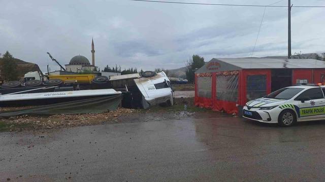 Çorum da trafik kazası! Tır kanala uçtu 6