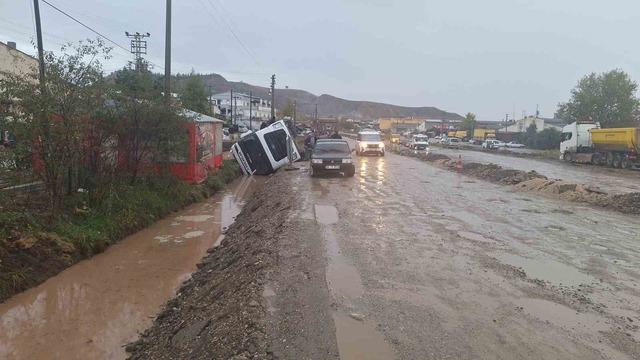 Çorum da trafik kazası! Tır kanala uçtu 5