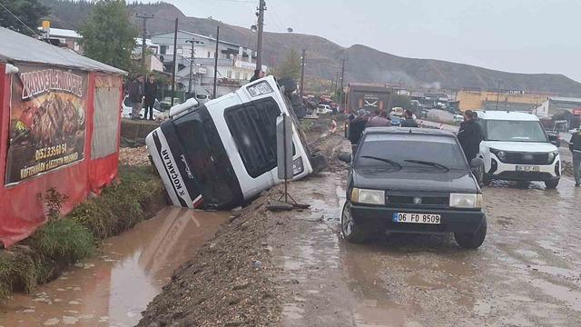 Çorum da trafik kazası! Tır kanala uçtu 4