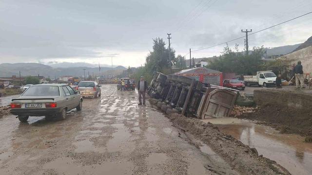 Çorum da trafik kazası! Tır kanala uçtu 3
