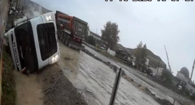 Çorum da trafik kazası! Tır kanala uçtu 1