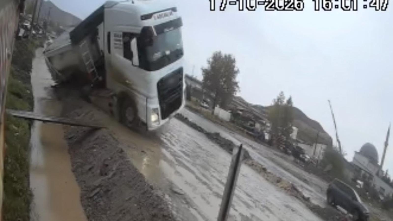 Çorum'da trafik kazası! Tır kanala uçtu