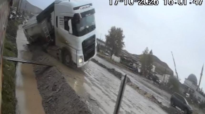 &Ccedil;orum'da trafik kazası! Tır kanala u&ccedil;tu